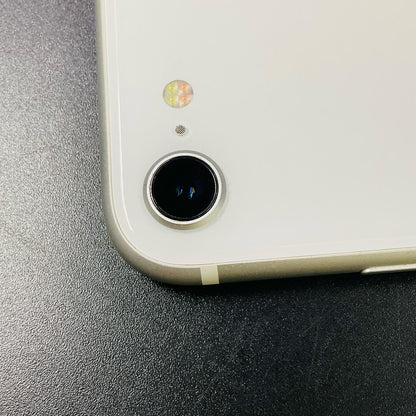 【全額返金保証】【最速発送】Apple iPhone iPhone SE（第2世代） 64GB ホワイト docomo 白ロム 動作確認済 83%