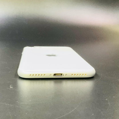 【全額返金保証】【最速発送】Apple iPhone iPhone SE（第2世代） 64GB ホワイト docomo 白ロム 動作確認済 83%