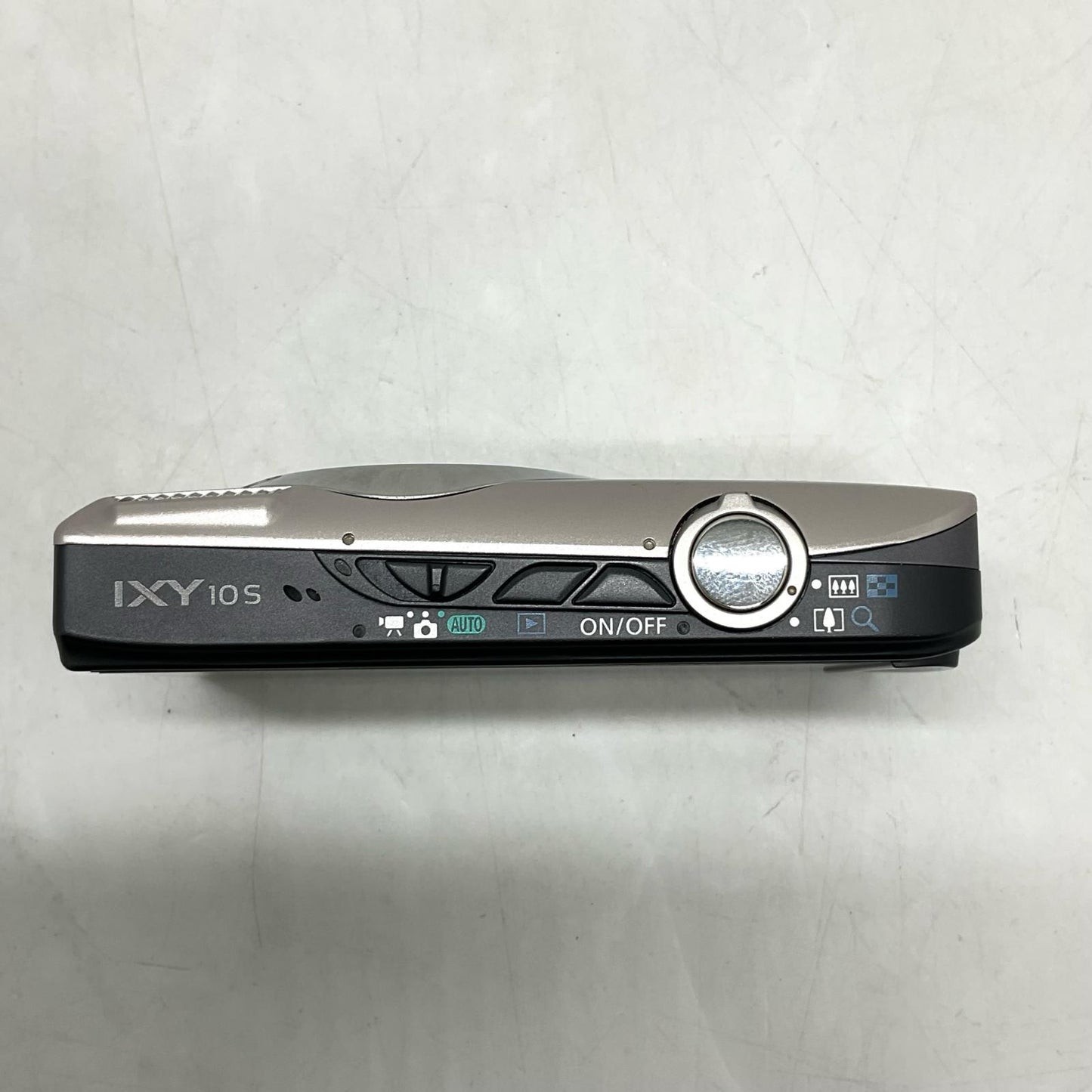 【全額返金保証】【最速発送】Canon コンパクトデジタルカメラ IXY 10S [シルバー] 美品 動作確認済
