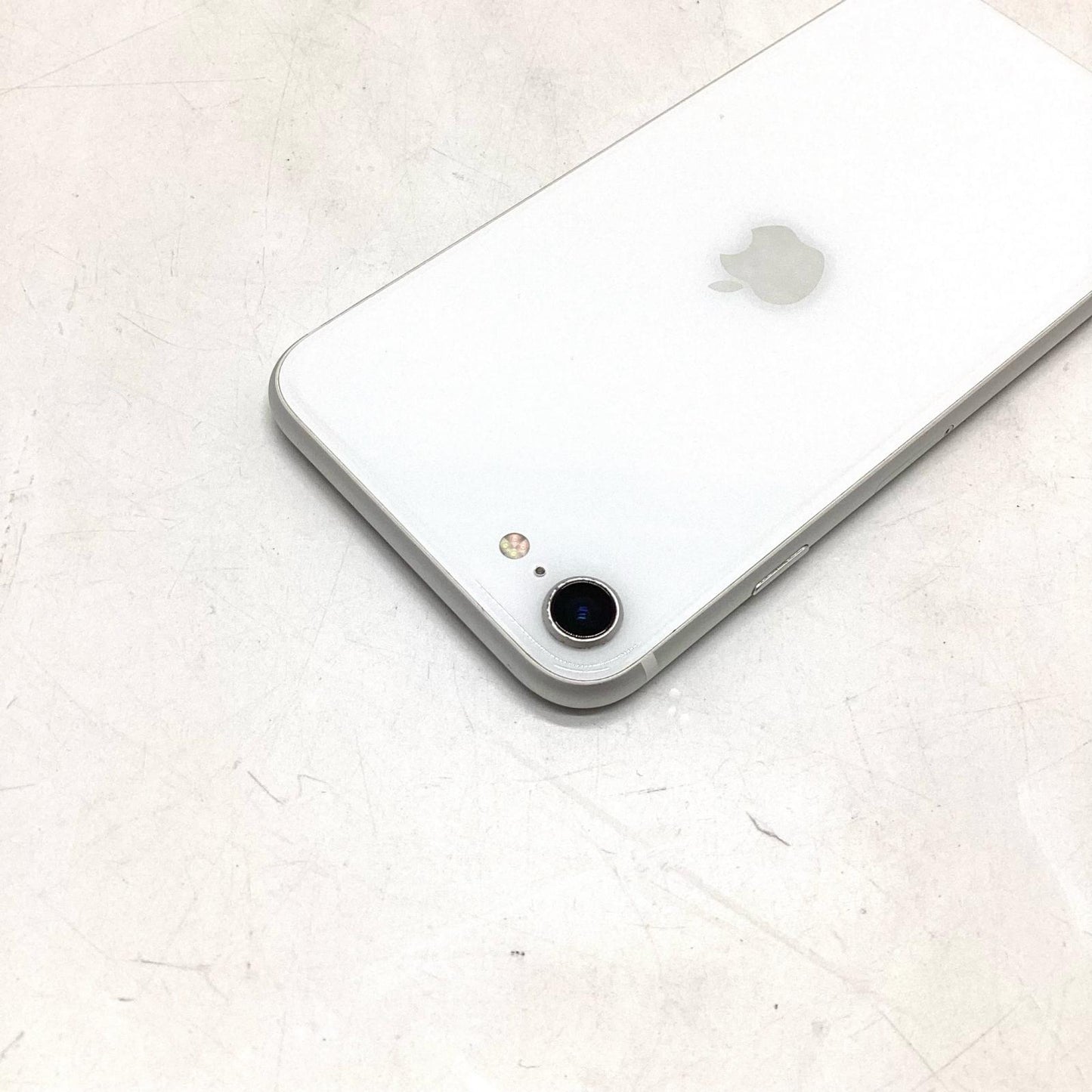 【全額返金保証】【最速発送】Apple iPhone iPhone SE（第2世代） 64GB ホワイト docomo 白ロム 動作確認済 79%