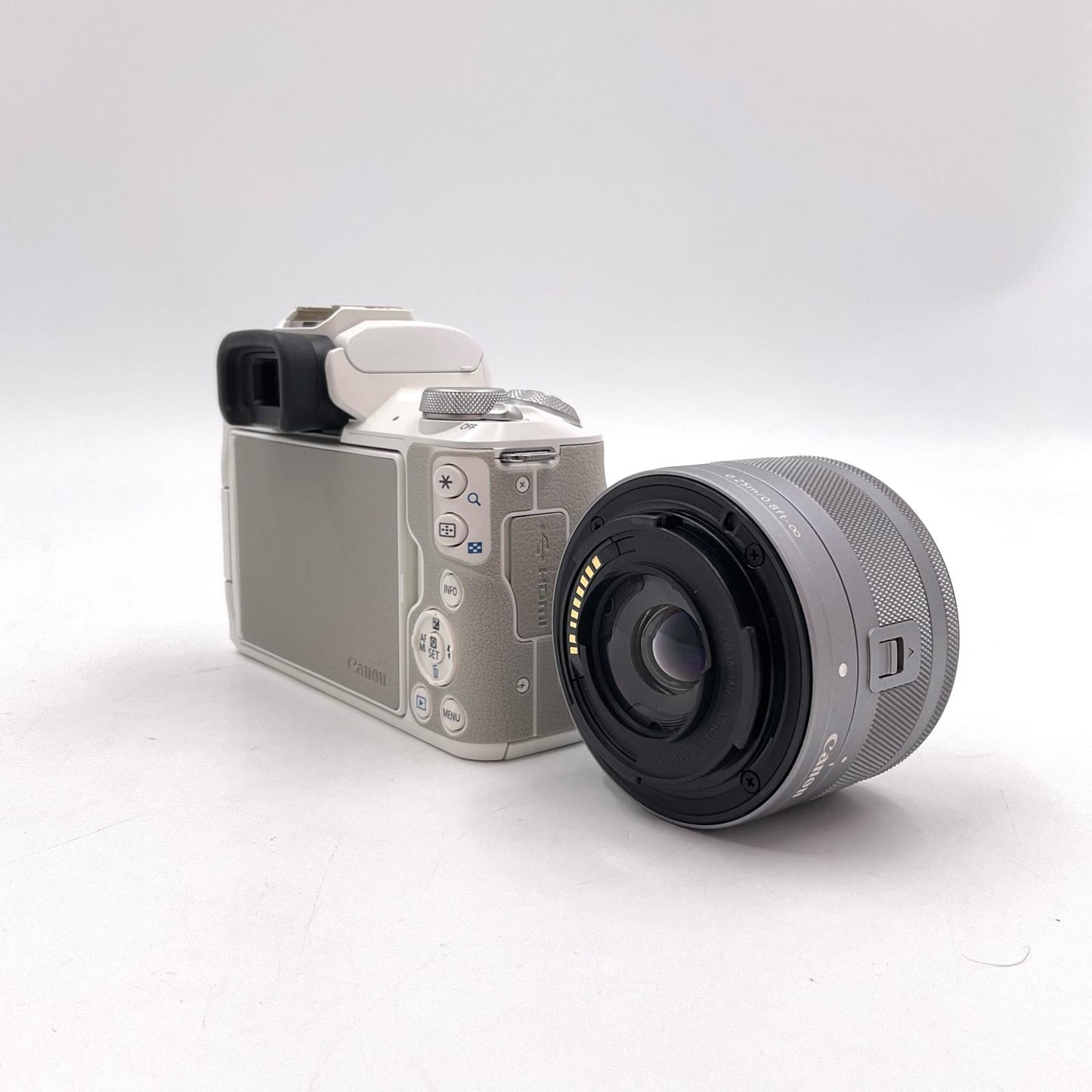 【全額返金保証】【最速発送】Canon デジタル一眼 EOS Kiss M2 標準ズームレンズキット ホワイト 美品 動作確認済