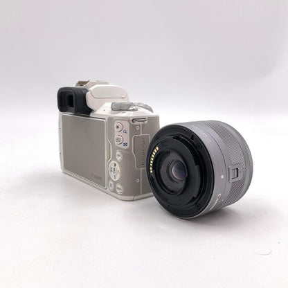 【全額返金保証】【最速発送】Canon デジタル一眼 EOS Kiss M2 標準ズームレンズキット ホワイト 美品 動作確認済