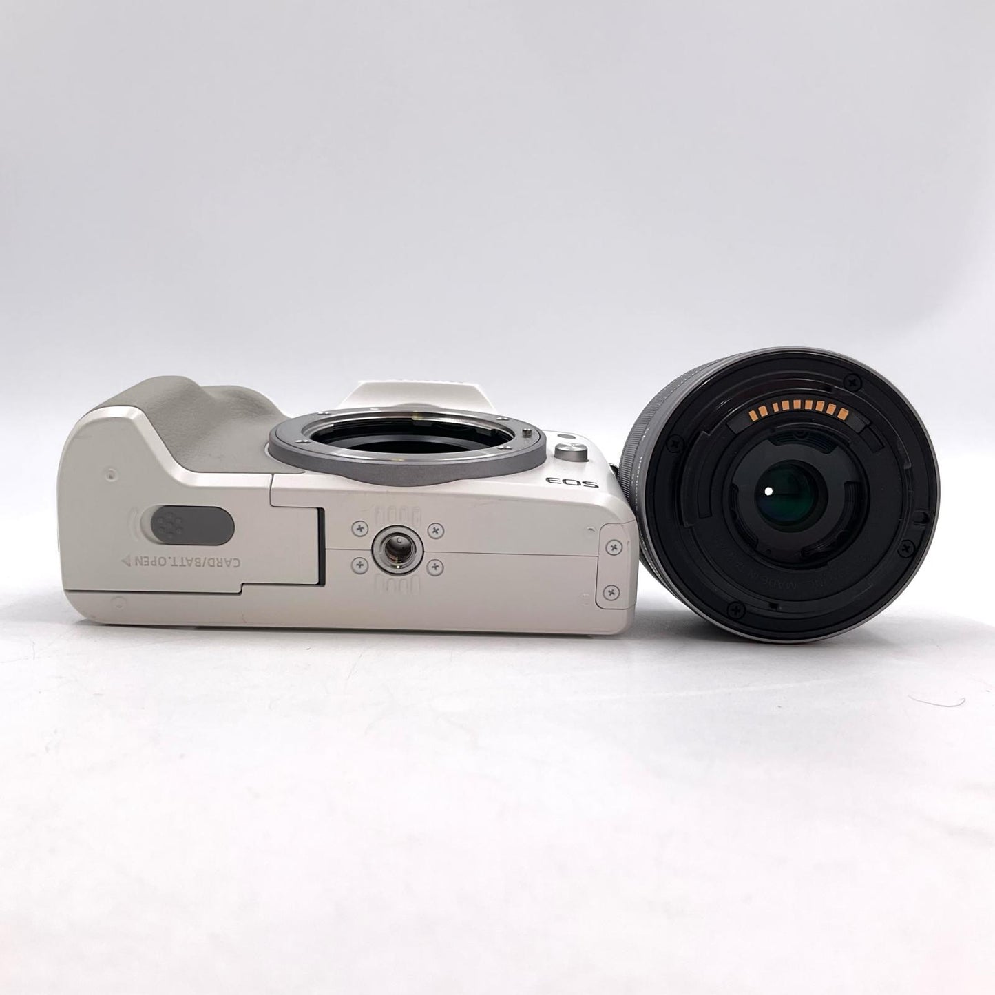 【全額返金保証】【最速発送】Canon デジタル一眼 EOS Kiss M2 標準ズームレンズキット ホワイト 美品 動作確認済