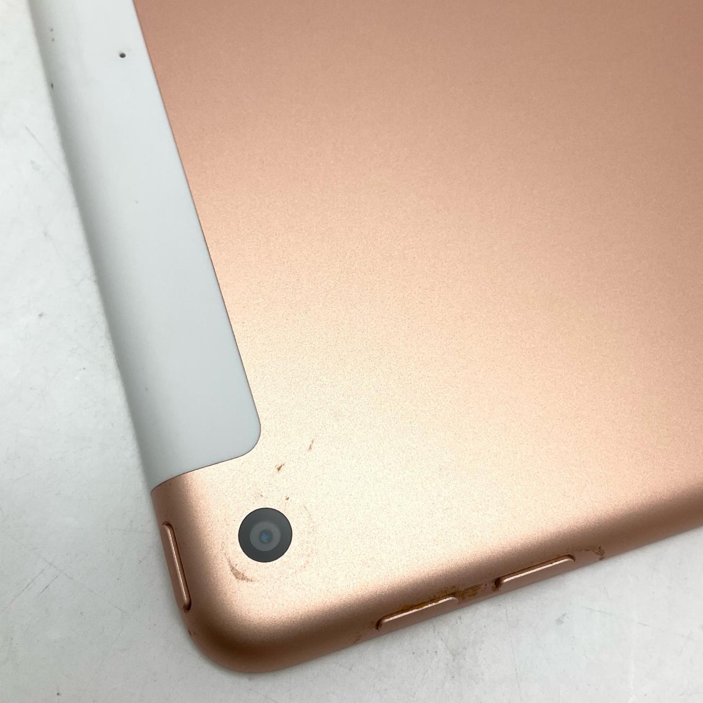【全額返金保証】【最速発送】Apple iPad iPad 9.7インチ 第6世代 128GB ゴールド WiFi+Cellular docomo 白ロム 動作確認済
