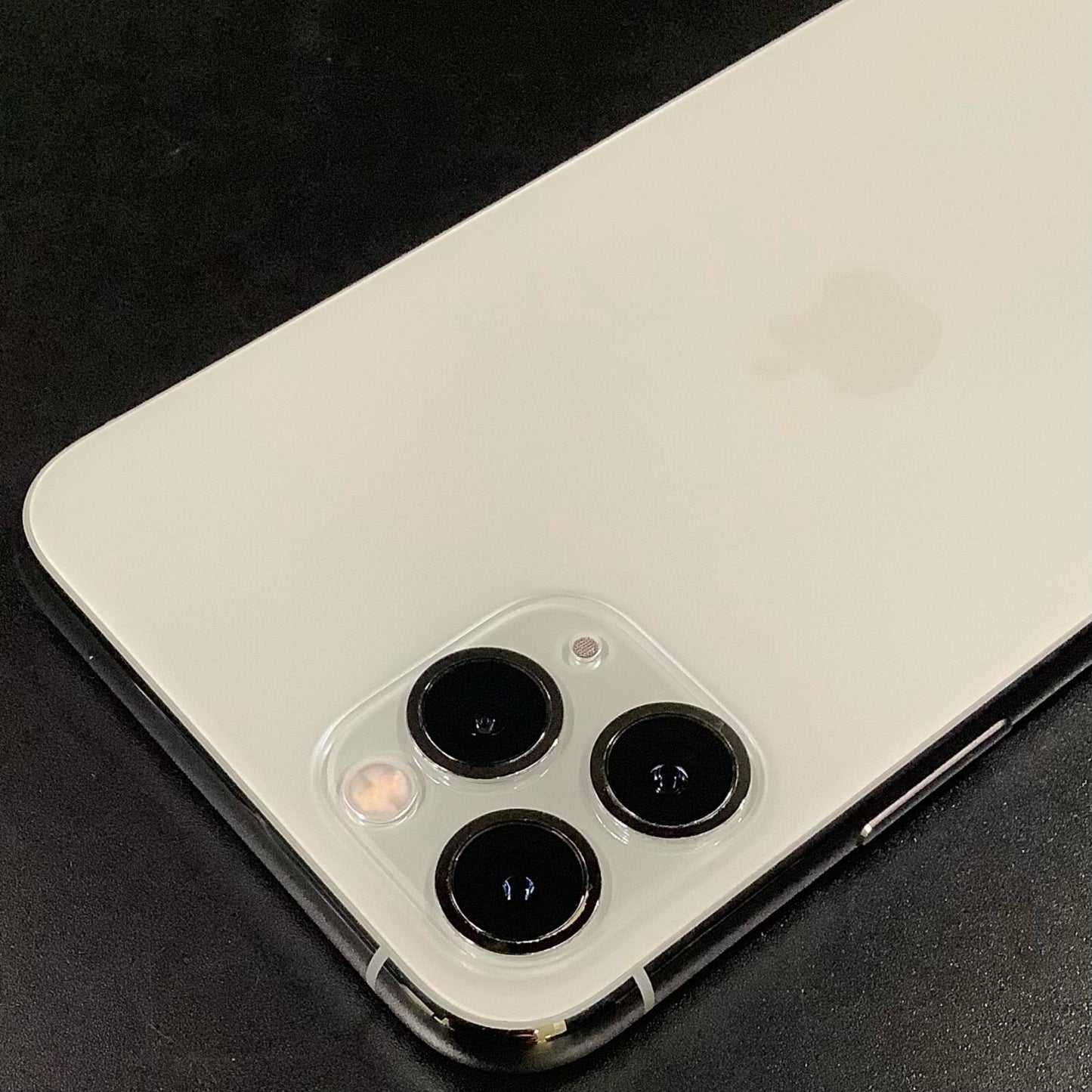 【全額返金保証】【最速発送】Apple iPhone iPhone 11 Pro 64GB シルバー docomo 白ロム 動作確認済 79%
