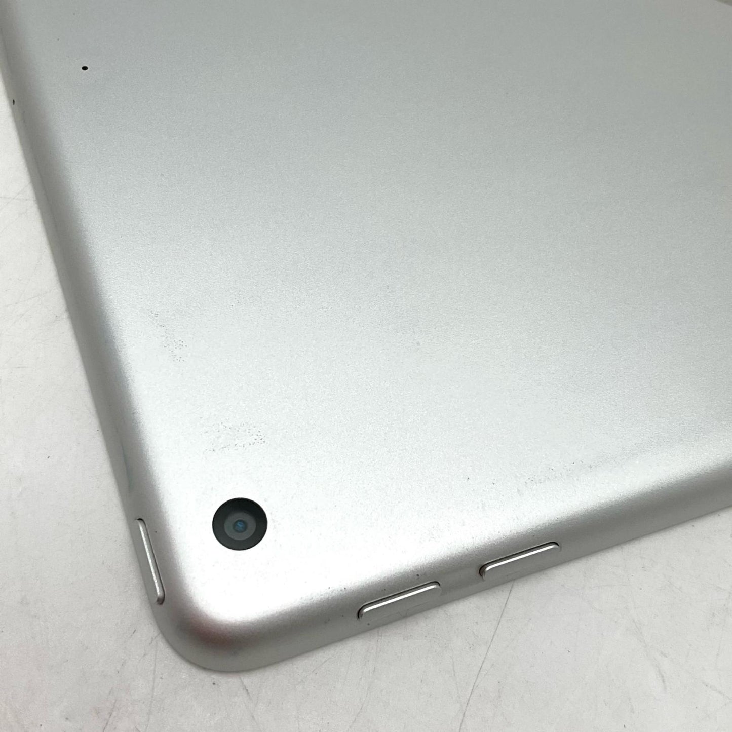 【全額返金保証】【最速発送】Apple iPad iPad 第5世代 32GB シルバー Wi-Fi 動作確認済