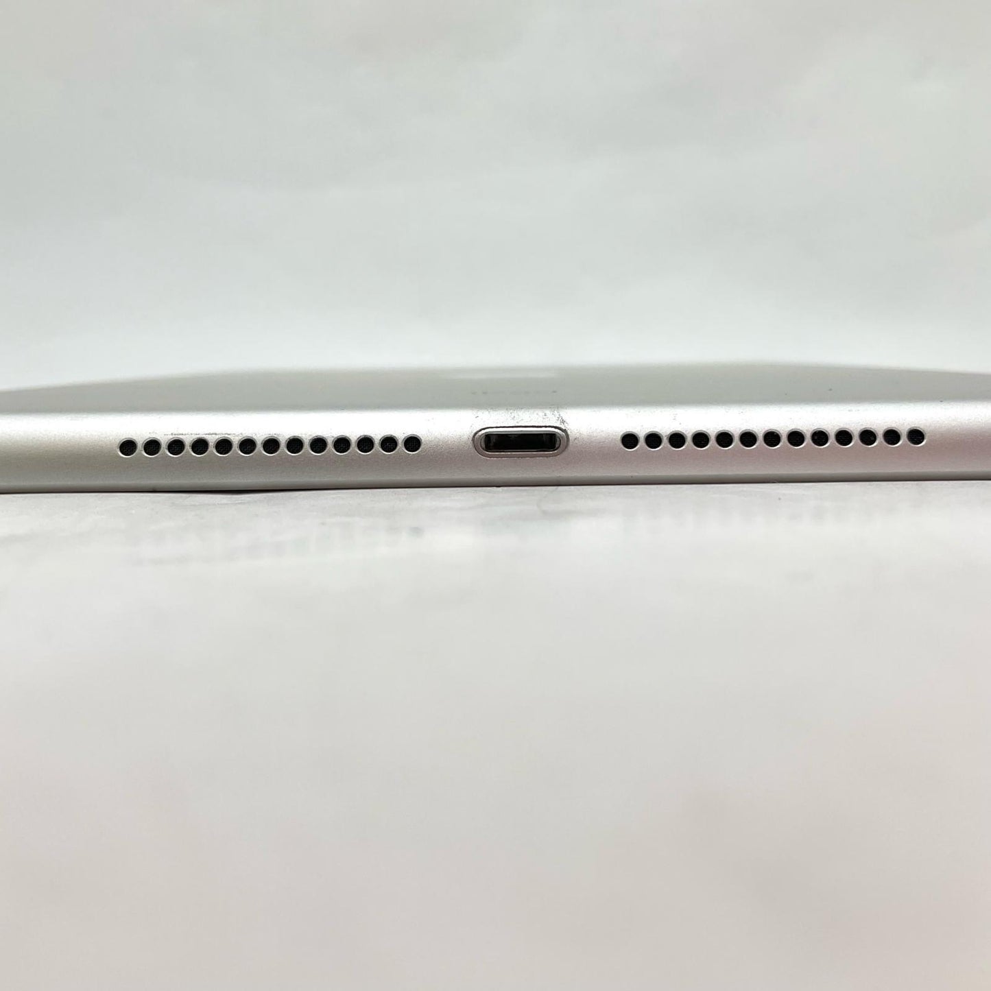 【全額返金保証】【最速発送】Apple iPad iPad 第5世代 32GB シルバー Wi-Fi 動作確認済