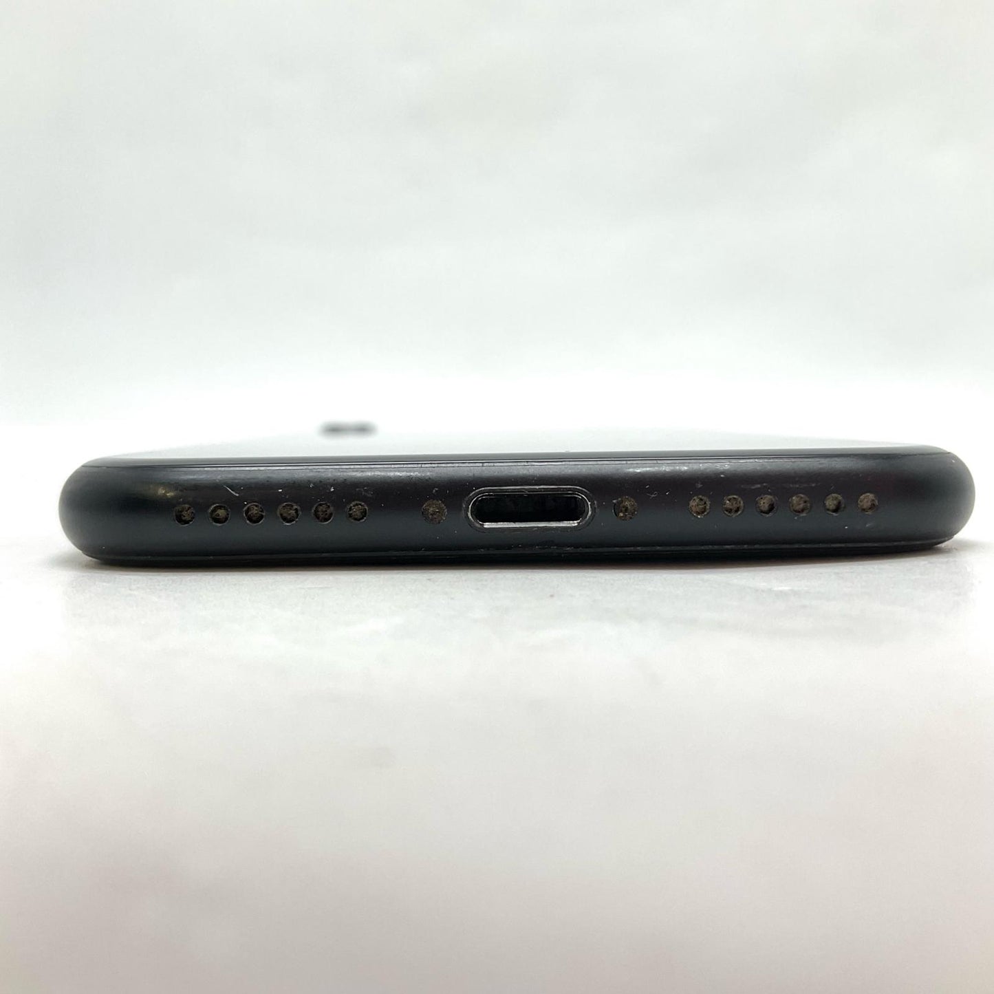 【全額返金保証】【最速発送】Apple iPhone iPhone SE（第2世代） 256GB ブラック docomo 白ロム 動作確認済 73%