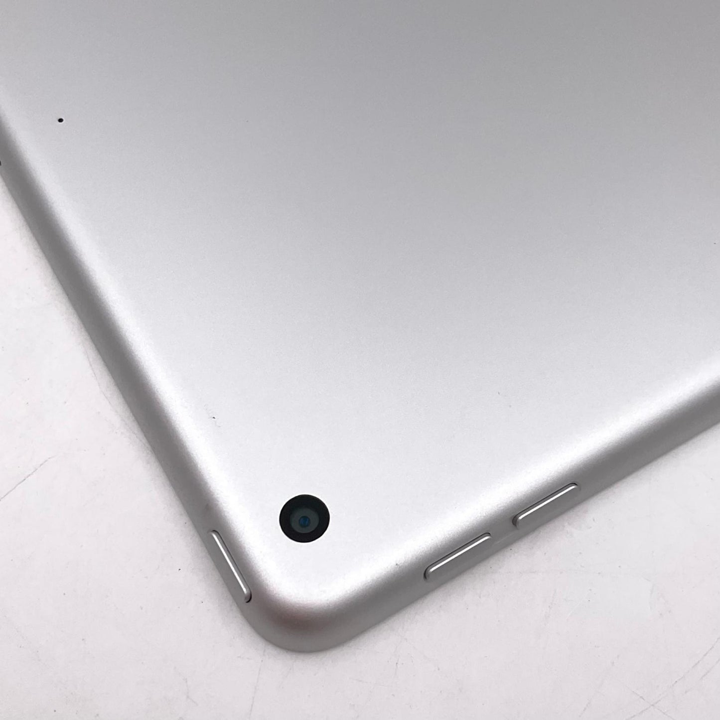 【全額返金保証】【最速発送】Apple iPad iPad 10.2インチ 第9世代 64GB シルバー Wi-Fi 動作確認済