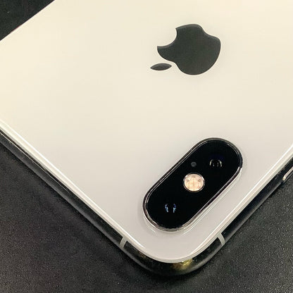 【全額返金保証】【最速発送】Apple iPhone iPhone XS 64GB シルバー docomo 白ロム 動作確認済 76%
