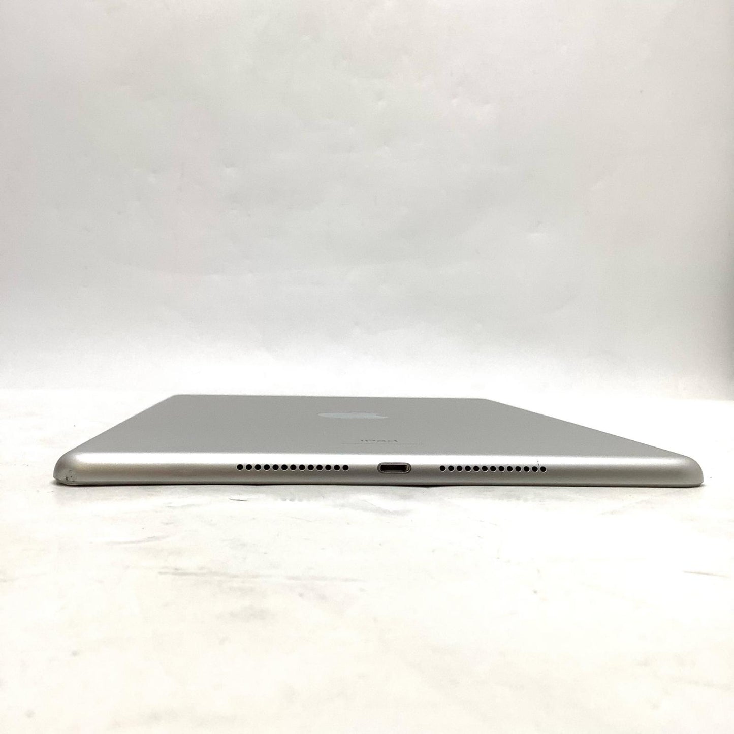 【全額返金保証】【最速発送】Apple iPad iPad 10.2インチ 第8世代 32GB シルバー Wi-Fi 動作確認済