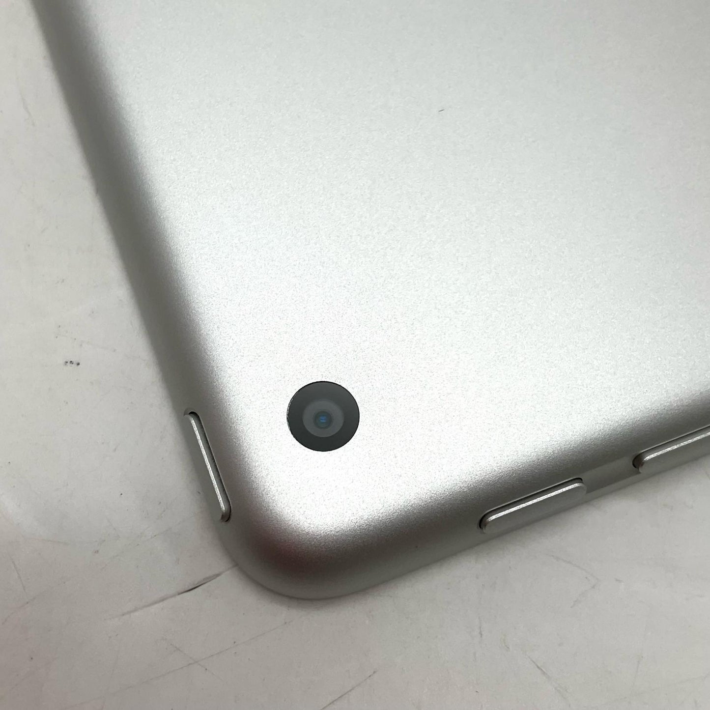 【全額返金保証】【最速発送】Apple iPad iPad 9.7インチ 第6世代 32GB シルバー Wi-Fi 動作確認済