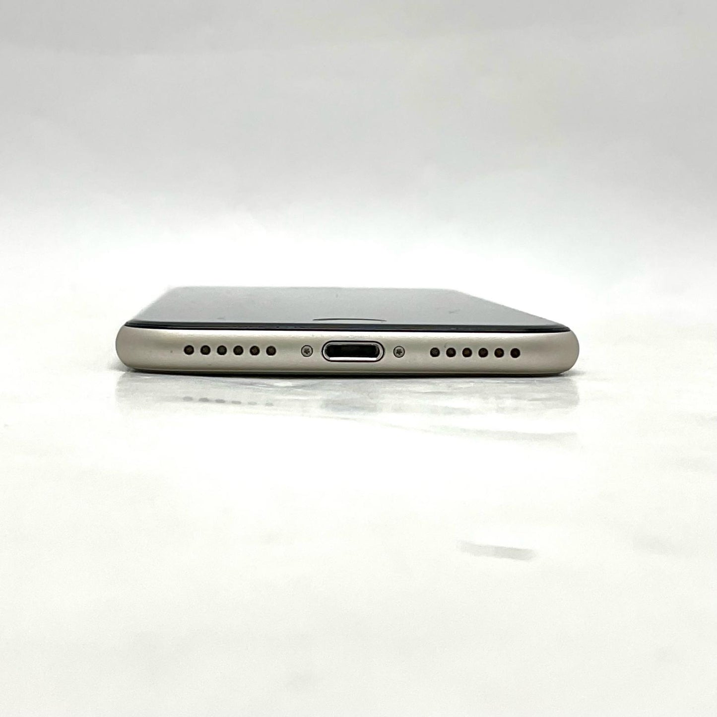 【全額返金保証】【最速発送】Apple iPhone iPhone SE（第3世代） 64GB スターライト au 白ロム 動作確認済 72%
