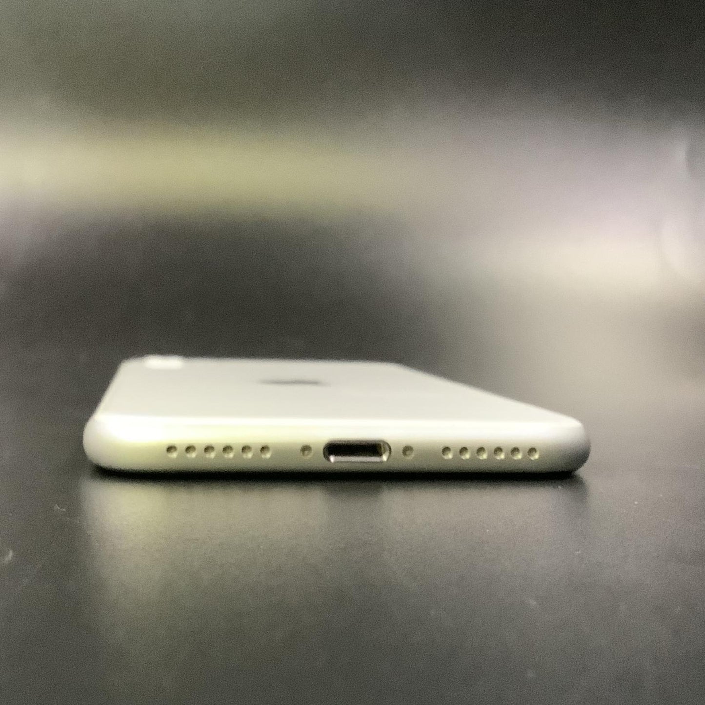 【全額返金保証】【最速発送】Apple iPhone iPhone SE（第2世代） 128GB ホワイト docomo 白ロム 動作確認済 74%