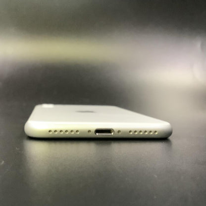 【全額返金保証】【最速発送】Apple iPhone iPhone SE（第2世代） 128GB ホワイト docomo 白ロム 動作確認済 74%
