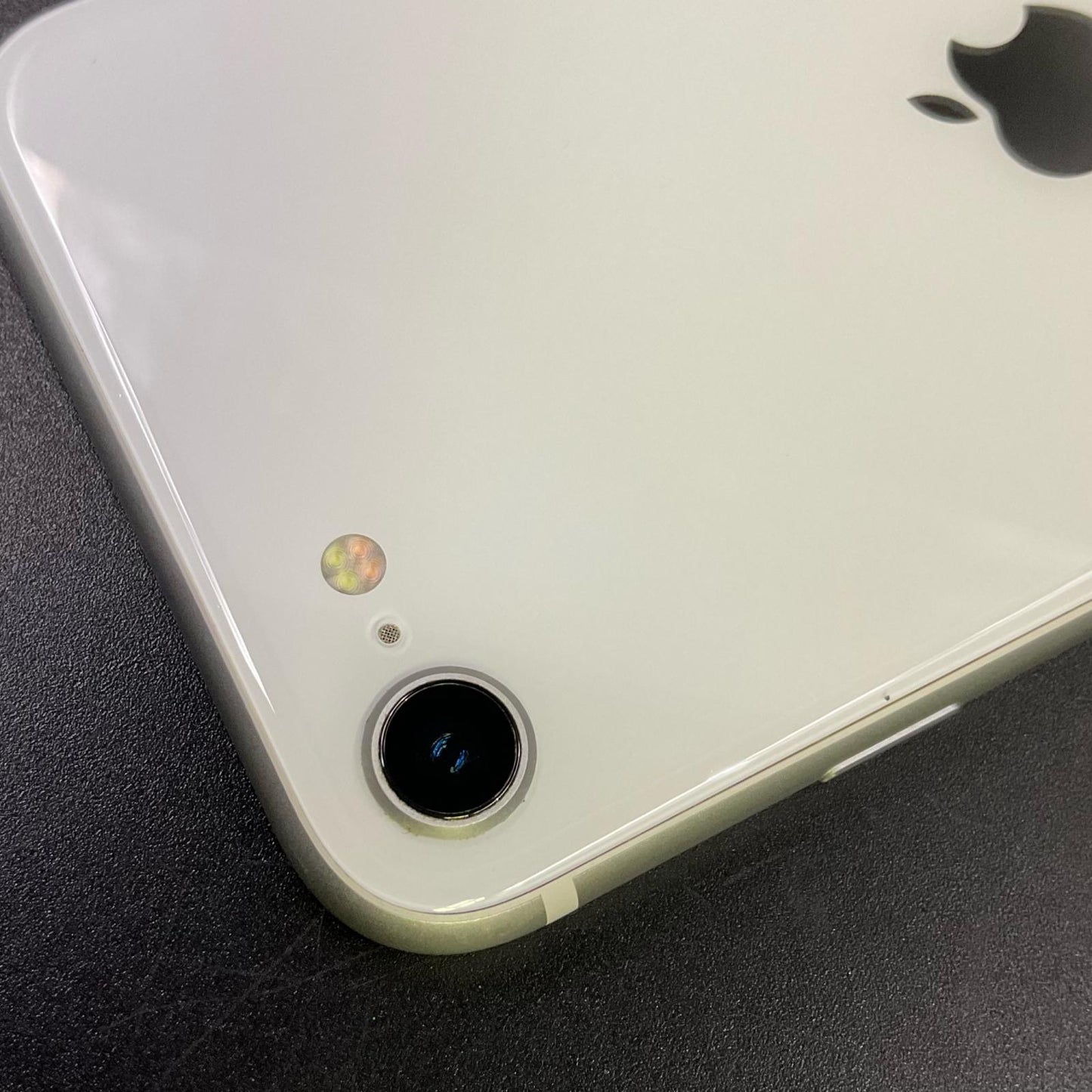 【全額返金保証】【最速発送】Apple iPhone iPhone SE（第2世代） 128GB ホワイト 白ロム 美品 動作確認済 84%