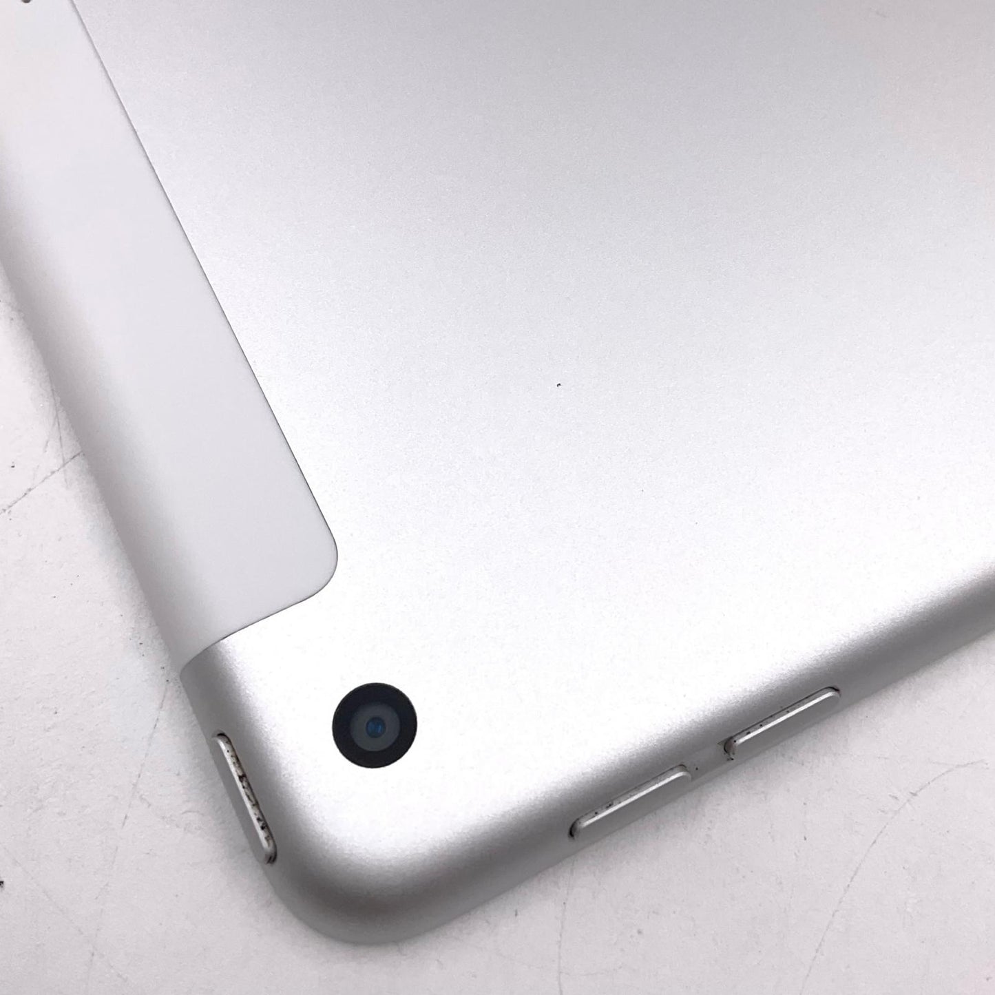 【全額返金保証】【最速発送】Apple iPad iPad 10.2インチ 第7世代 32GB シルバー WiFi+Cellular Softbank 白ロム 動作確認済