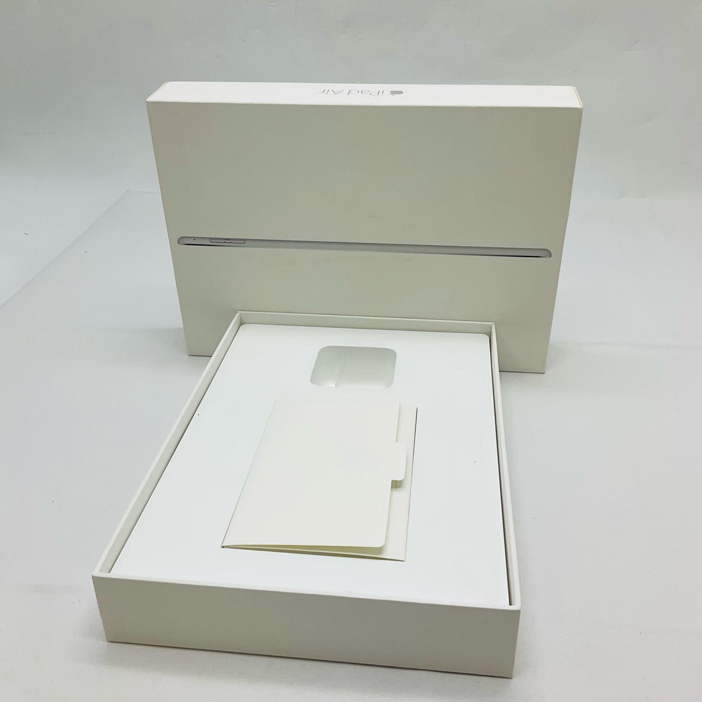 【全額返金保証】【最速発送】Apple iPad Air 9.7インチ 第2世代 64GB シルバー WiFi+Cellular docomo 白ロム 美品 動作確認済