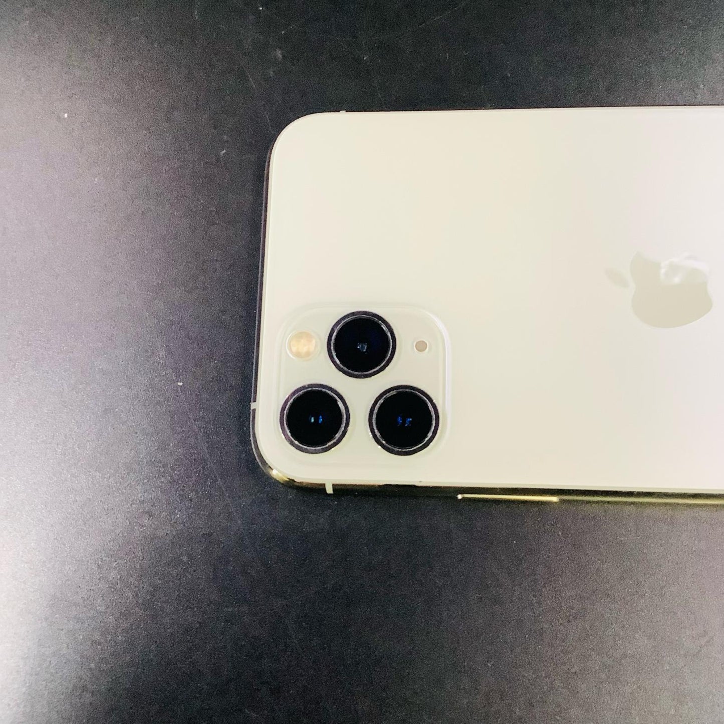 【全額返金保証】【最速発送】Apple iPhone iPhone 11 Pro 256GB シルバー docomo 白ロム 動作確認済 77%