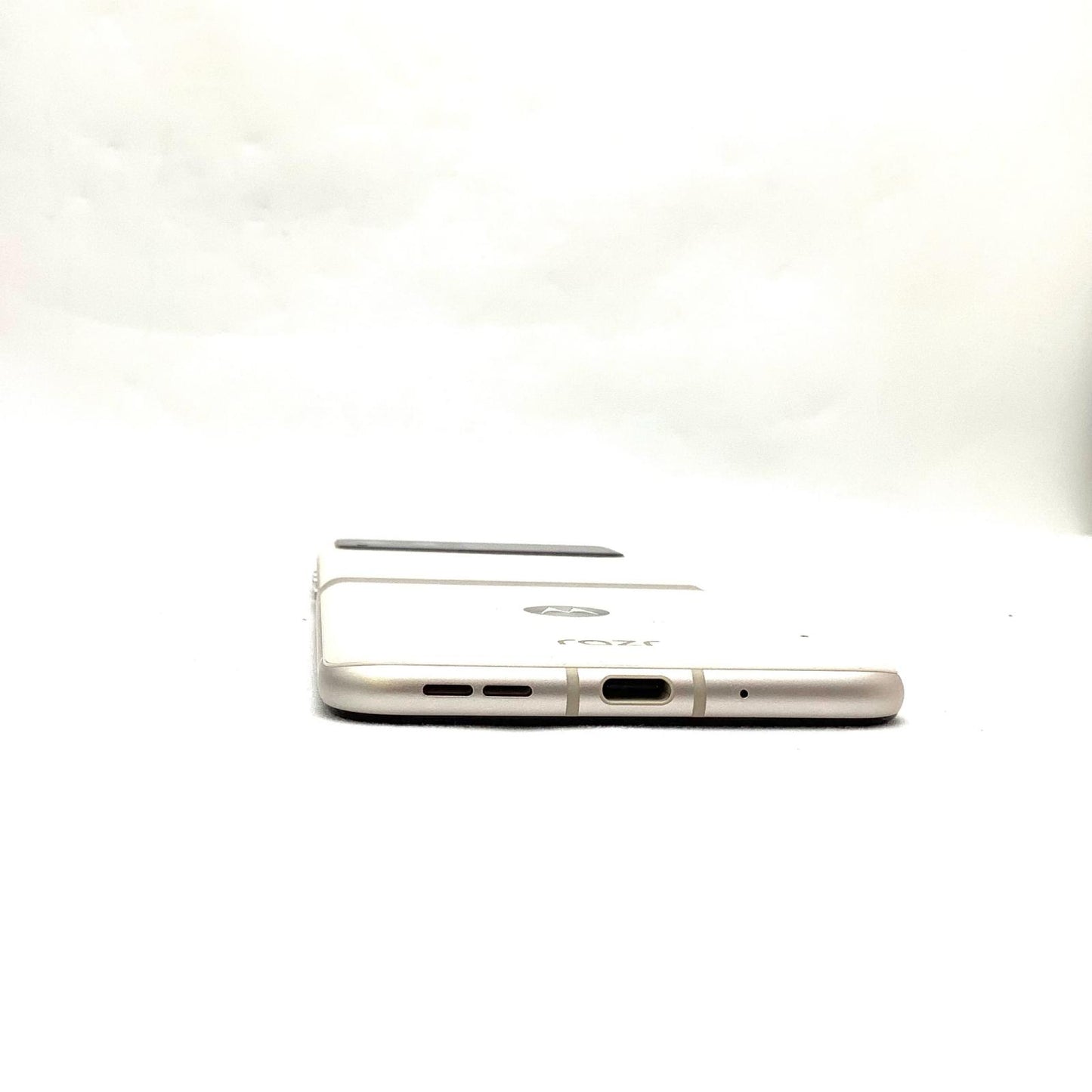 【全額返金保証】【最速発送】Motorola razr 40 256GB バニラクリーム SIMフリー XT2323-4 白ロム 超美品 動作確認済