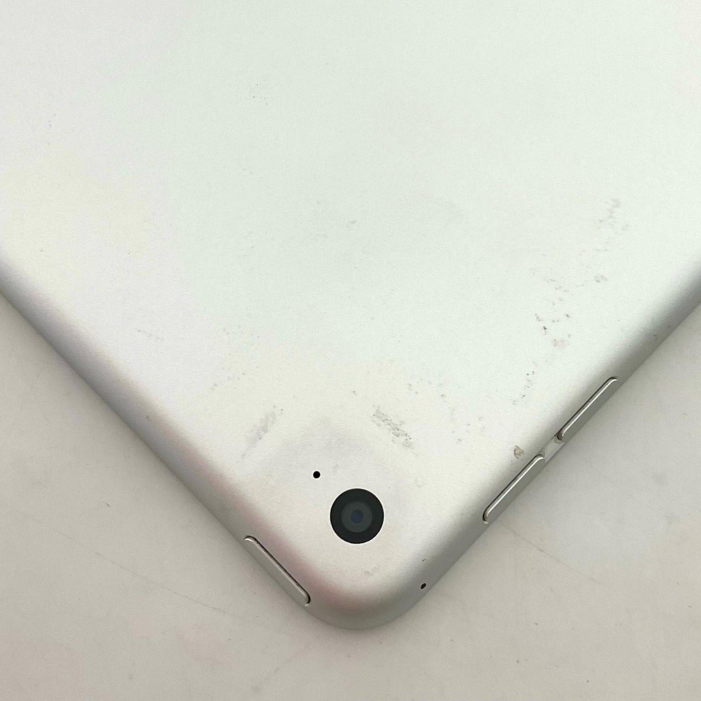 【全額返金保証】【最速発送】Apple iPad Air 9.7インチ 第2世代 32GB シルバー Wi-Fi 美品 動作確認済