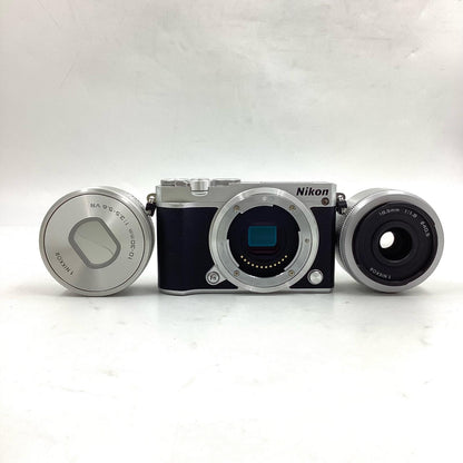 【全額返金保証】【最速発送】Nikon デジタル一眼 Nikon 1 J5 ダブルレンズキット シルバー 美品 動作確認済