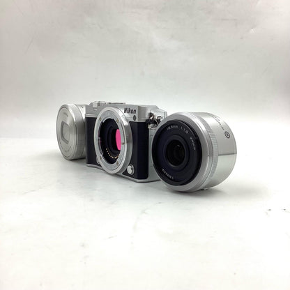 【全額返金保証】【最速発送】Nikon デジタル一眼 Nikon 1 J5 ダブルレンズキット シルバー 美品 動作確認済