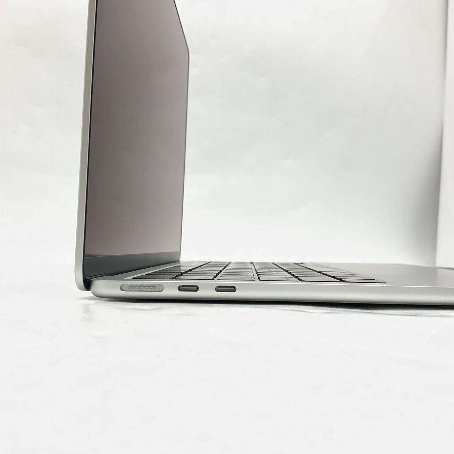 【全額返金保証】【最速発送】Apple MacBook Air 13.6インチ 2022 M2 8コア 16GB 256GB シルバー 98% 美品 動作確認済
