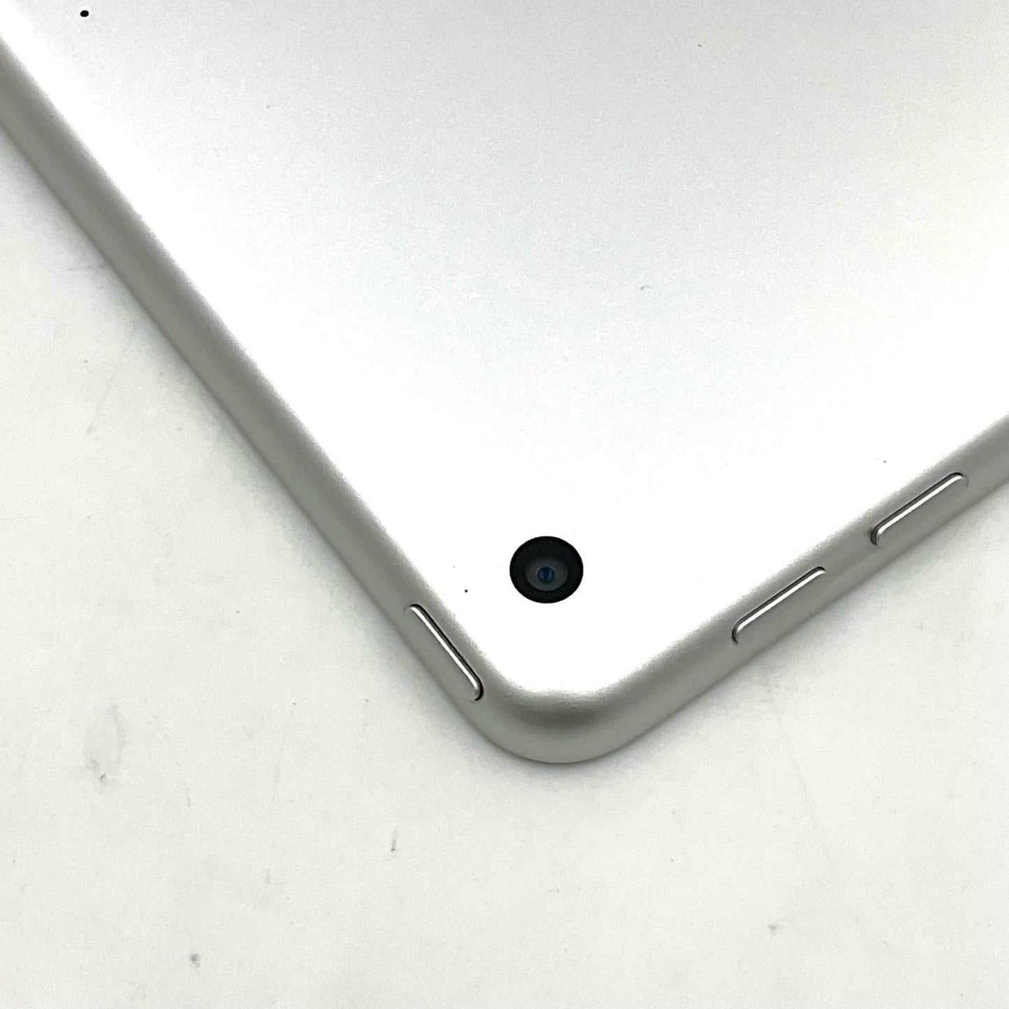 【全額返金保証】【最速発送】Apple iPad iPad 9.7インチ 第6世代 32GB シルバー Wi-Fi 動作確認済