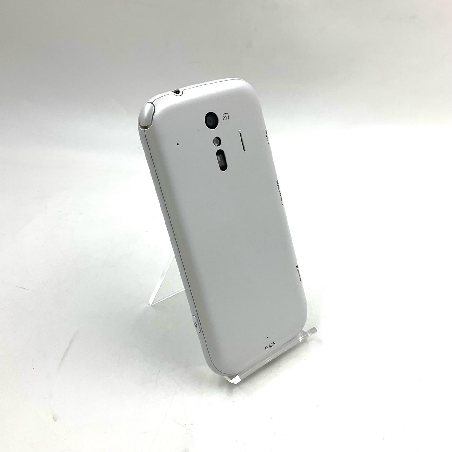 【全額返金保証】【最速発送】富士通 らくらくスマートフォン 32GB ホワイト docomo F-42A 白ロム 美品 動作確認済
