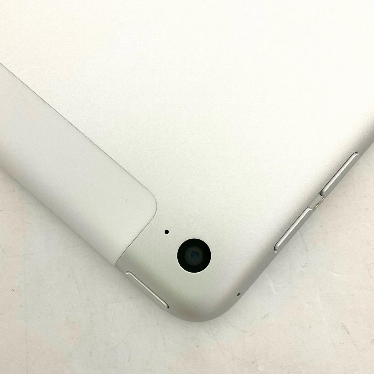 【全額返金保証】【最速発送】Apple iPad Air 9.7インチ 第2世代 16GB シルバー WiFi+Cellular docomo 白ロム 美品 動作確認済