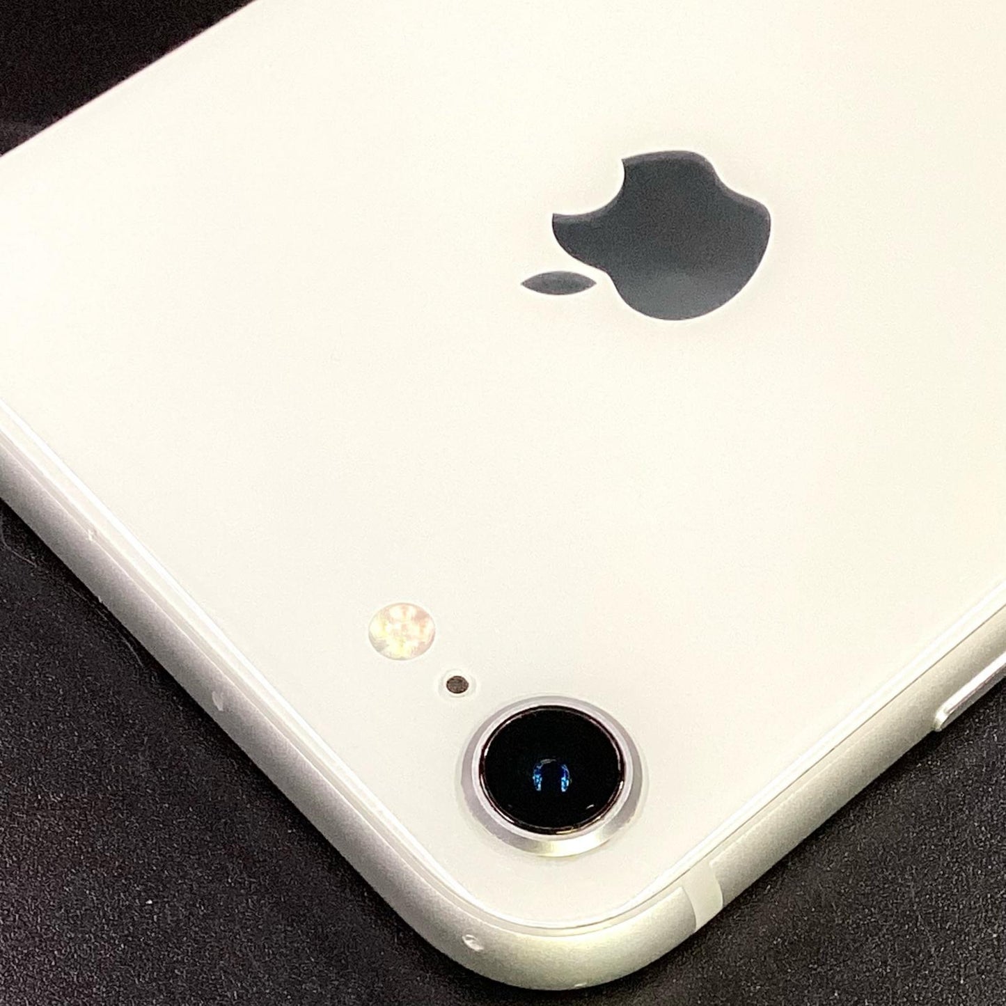 【全額返金保証】【最速発送】Apple iPhone iPhone 8 64GB シルバー docomo SIMフリー 白ロム 動作確認済 77%