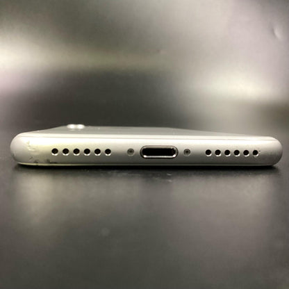 【全額返金保証】【最速発送】Apple iPhone iPhone 8 64GB シルバー docomo SIMフリー 白ロム 動作確認済 77%