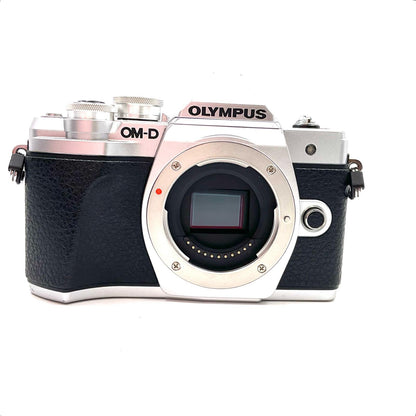 【最速発送】OLYMPUS デジタル一眼 OM-D E-M10 III シルバー ボディ【難有】