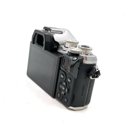 【最速発送】OLYMPUS デジタル一眼 OM-D E-M10 III シルバー ボディ【難有】
