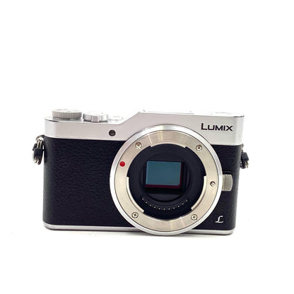 【全額返金保証】【最速発送】Panasonic デジタル一眼 LUMIX DC-GF9 シルバー ボディ 動作確認済