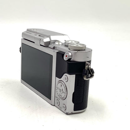 【全額返金保証】【最速発送】Panasonic デジタル一眼 LUMIX DC-GF9 シルバー ボディ 動作確認済