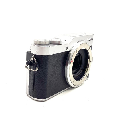 【全額返金保証】【最速発送】Panasonic デジタル一眼 LUMIX DC-GF9 シルバー ボディ 動作確認済