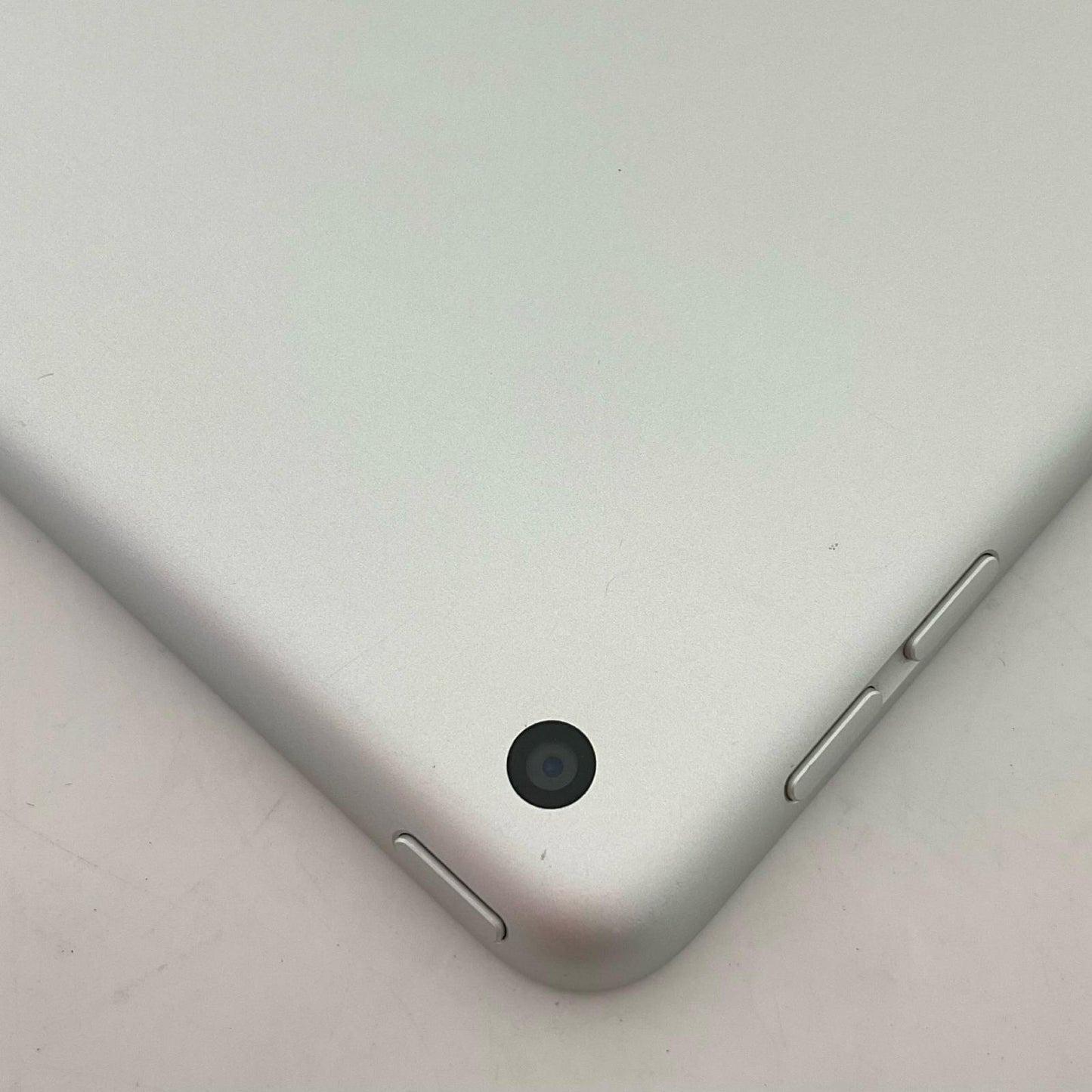 【全額返金保証】【最速発送】Apple iPad iPad 10.2インチ 第9世代 64GB シルバー Wi-Fi 動作確認済