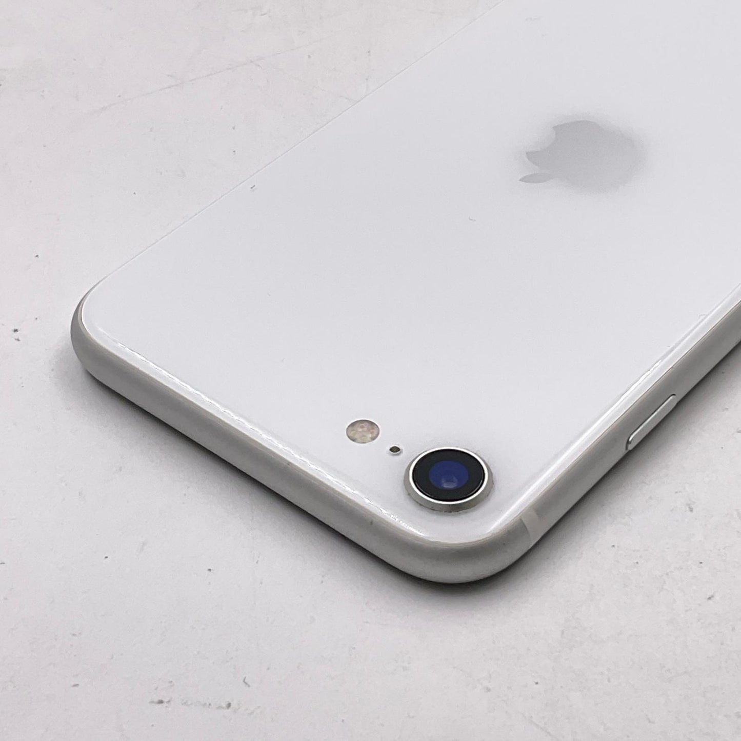 【全額返金保証】【最速発送】Apple iPhone iPhone SE（第2世代） 64GB ホワイト docomo SIMフリー 白ロム 動作確認済 76%