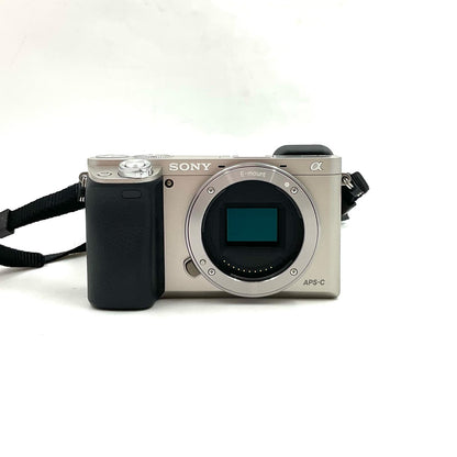 【最速発送】Sony デジタル一眼 α6000 ILCE-6000 ボディ [シルバー]【難有】