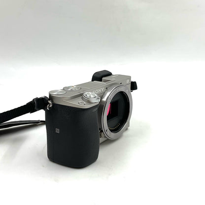 【最速発送】Sony デジタル一眼 α6000 ILCE-6000 ボディ [シルバー]【難有】