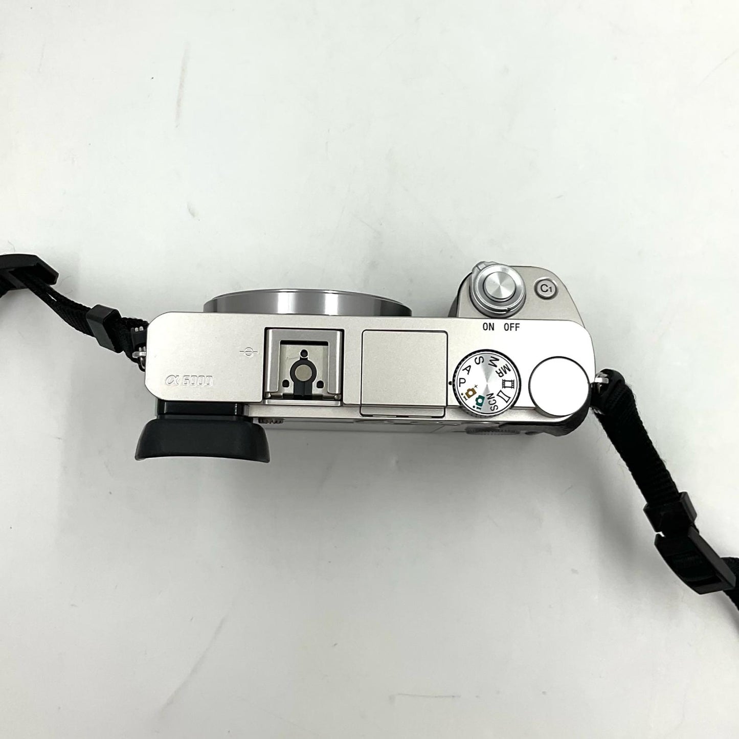 【最速発送】Sony デジタル一眼 α6000 ILCE-6000 ボディ [シルバー]【難有】