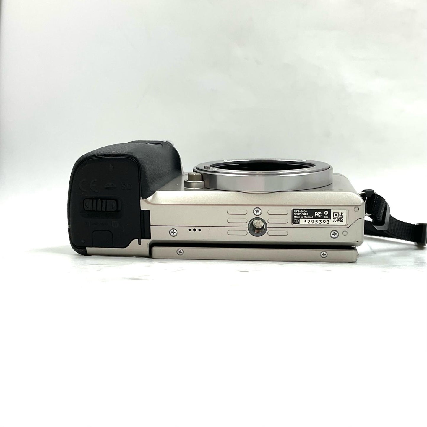 【最速発送】Sony デジタル一眼 α6000 ILCE-6000 ボディ [シルバー]【難有】