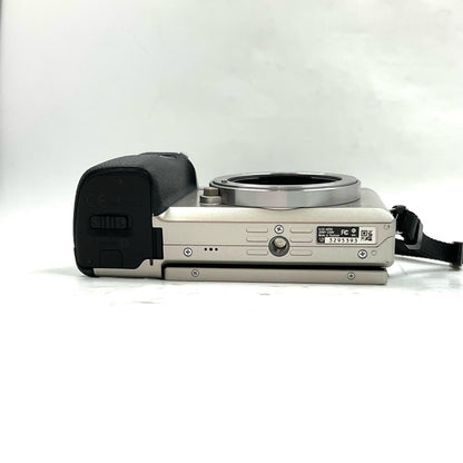 【最速発送】Sony デジタル一眼 α6000 ILCE-6000 ボディ [シルバー]【難有】