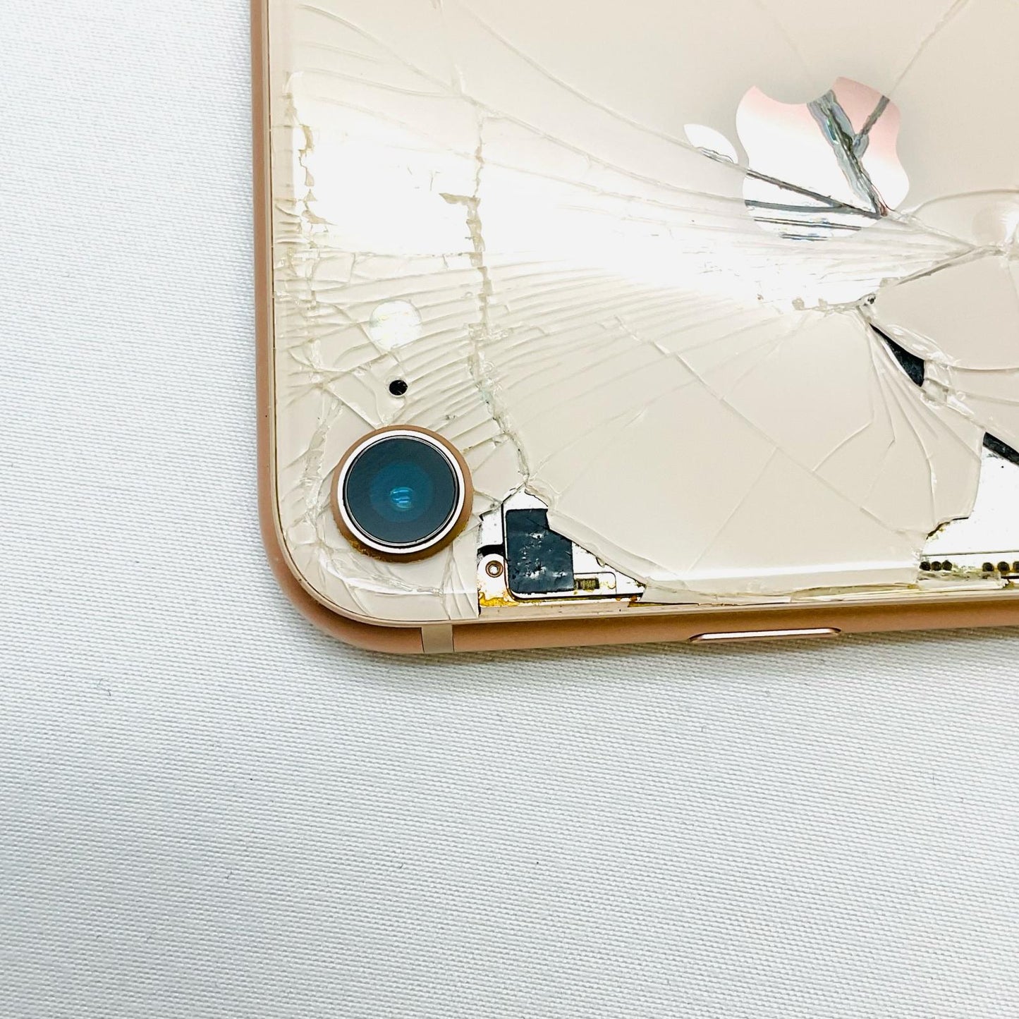 【最速発送】Apple iPhone iPhone 8 64GB ゴールド au 白ロム【難有】 71%