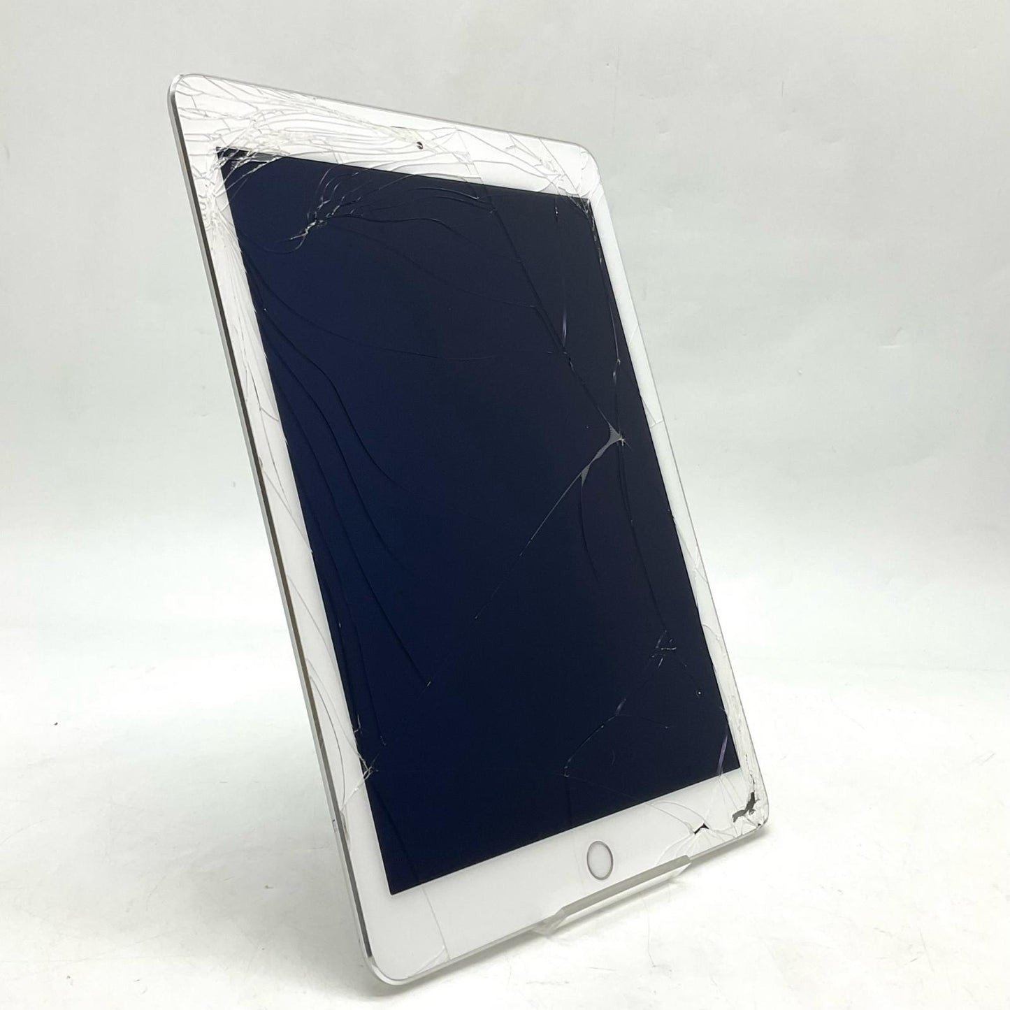 【最速発送】Apple iPad Air 第2世代 64GB シルバー Wi-Fi【難有】