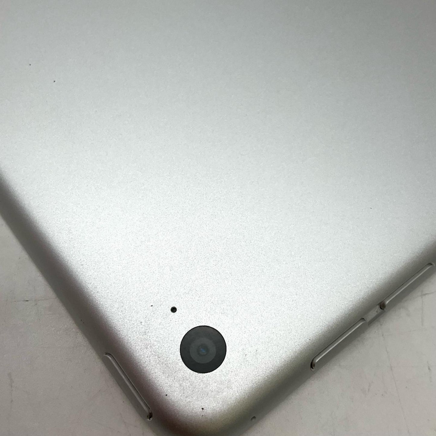 【最速発送】Apple iPad Air 第2世代 64GB シルバー Wi-Fi【難有】