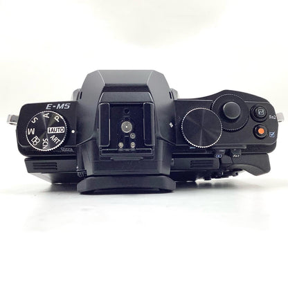 【全額返金保証】【最速発送】OLYMPUS デジタル一眼 OM-D E-M5 ボディ ブラック 美品 動作確認済