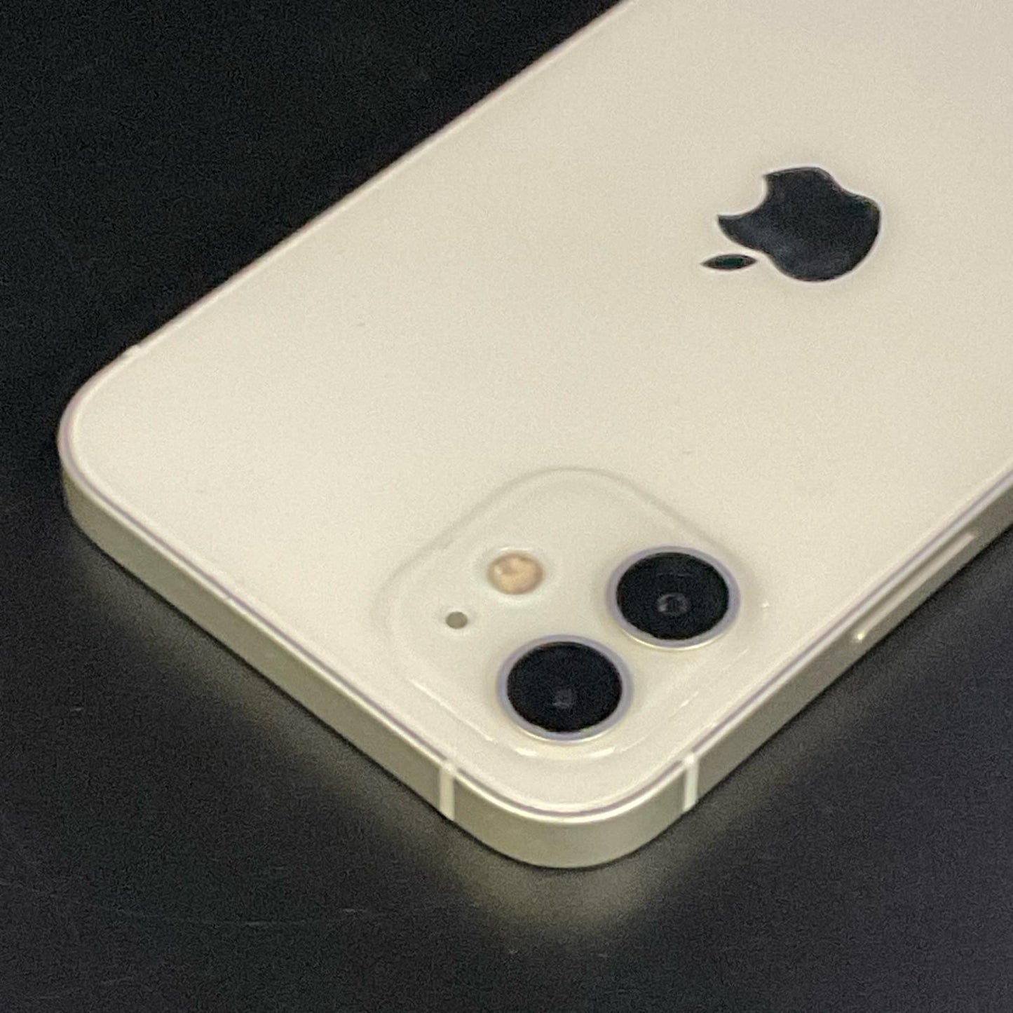 【全額返金保証】【最速発送】Apple iPhone iPhone 12 64GB ホワイト docomo 白ロム 動作確認済 70%